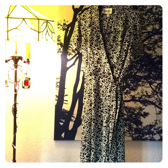 SL Fashions Dresses & Skirts - Vintage black & cream squiggles wrap dress size 8